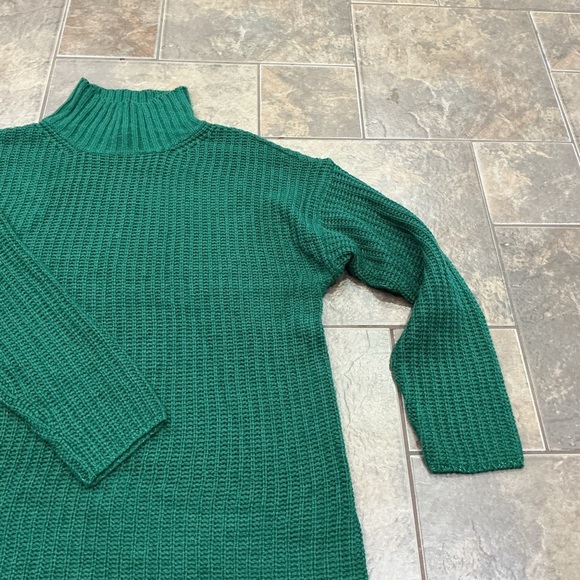 💰Bundle and save lots💰 Forest Green Turtleneck Sweater for Women - Picture 3 of 5